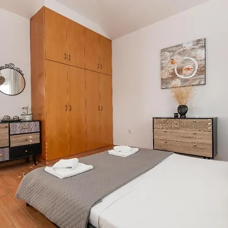 Lindos Ekaterina Паралимни