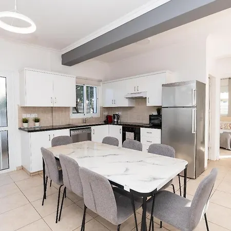 Lindos Ekaterina Паралимни