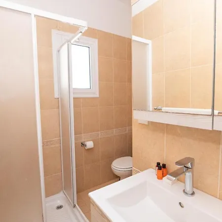 Lindos Ekaterina * Paralimni