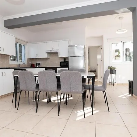 Lindos Ekaterina Vilă *