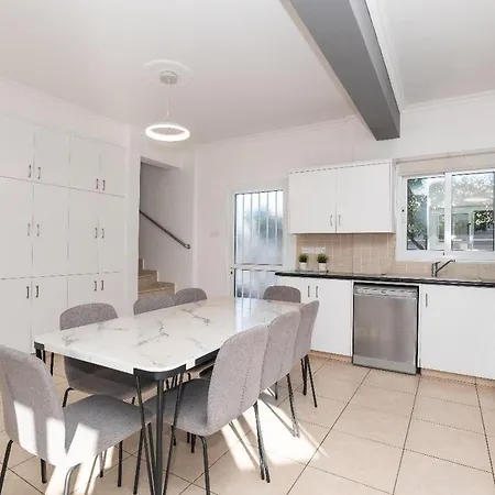 Lindos Ekaterina Vilă *